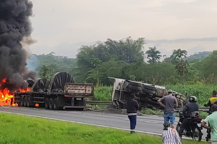 Acidente provoca explosão e incêndio em um dos veículos envolvidos, em Registro/SP