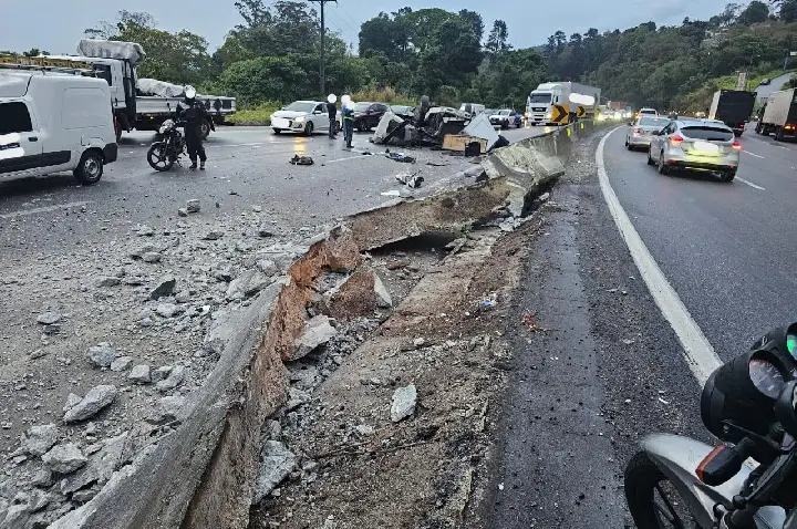 Carreta fica destruída após acidente na Fernão Dias, em Mairiporã/SP
