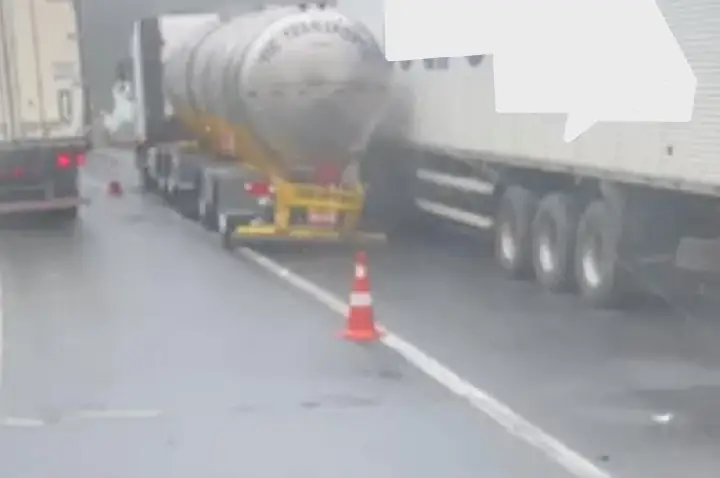 Colisão lateral deixa um ferido e interdição em trecho da Rodovia Régis Bittencourt