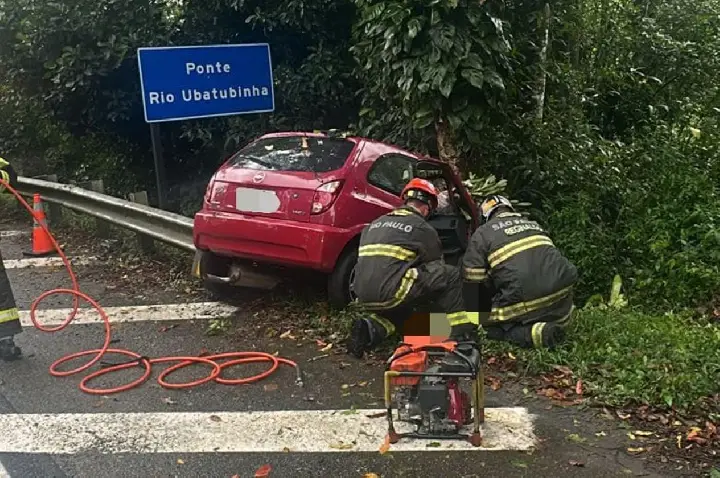 Duas pessoas morrem após carro sair da pista e bater em árvore na rodovia de Itariri/SP
