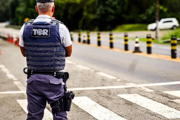 Homem é preso após tentativa de roubo de veículo na SP-055, em São Vicente/SP