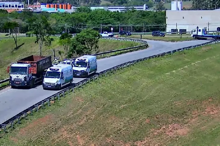 Motociclista morre em colisão com caminhão na Rodovia Dom Pedro I