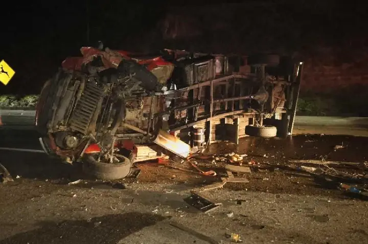 Motorista trafega quilômetros na contramão e morre após série de colisões na SP-300