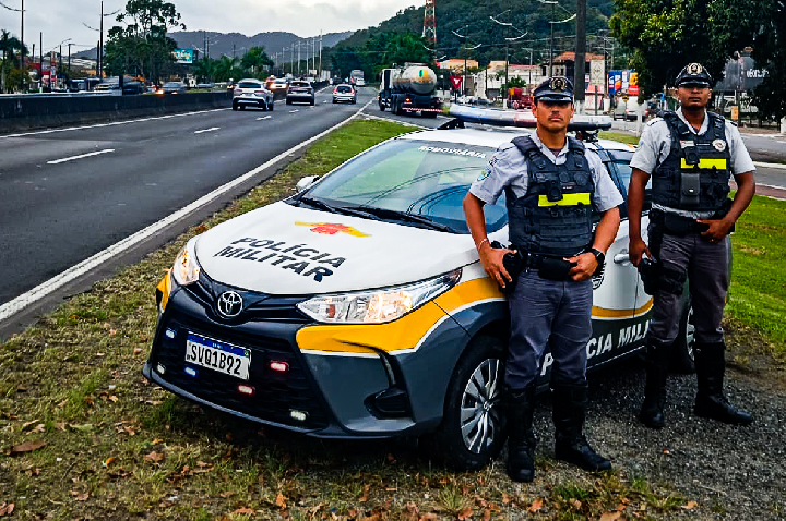 Polícia Militar Rodoviária realiza manobras de heimlich em criança engasgada em Praia Grande/SP