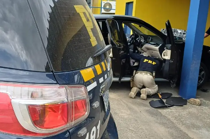 PRF apreende celuares escondidos em compartimento adulterado na Régis Bittencourt