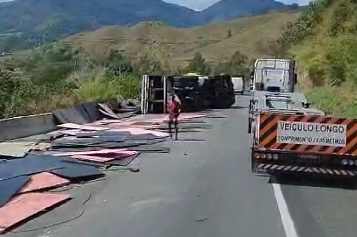 Tombamento de carreta causa derramamento de carga e interdição na BR-116, em Cajati/SP