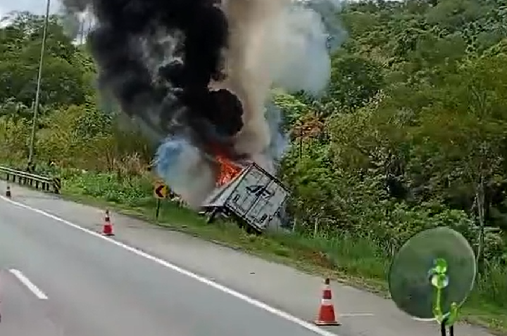 Tombamento seguido de incêndio deixa um ferido na Régis Bittencourt