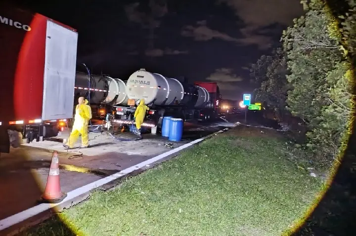 Vazamento de ácido clorídrico mobiliza equipes e interdita trecho de rodovia em Peruíbe/SP