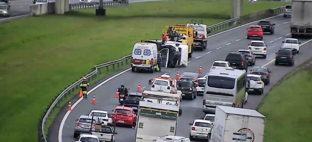 Acidente na Bandeirantes deixa duas pessoas ilesas