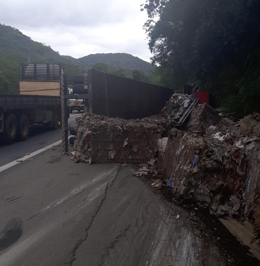 Carreta com material para reciclagem tomba na BR-116, em Miracatu/SP