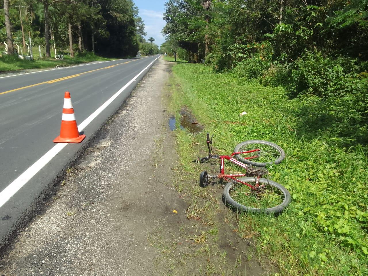Ciclista fica ferido em acidente na SP-222, em Iguape/SP