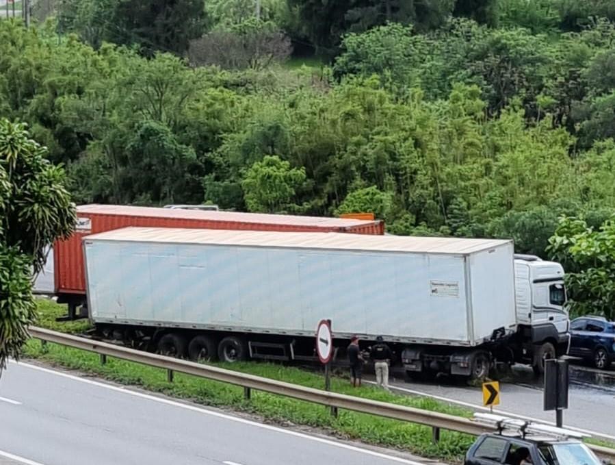 Colisão entre carretas é registrado na BR-381, em Bragança Paulista/SP