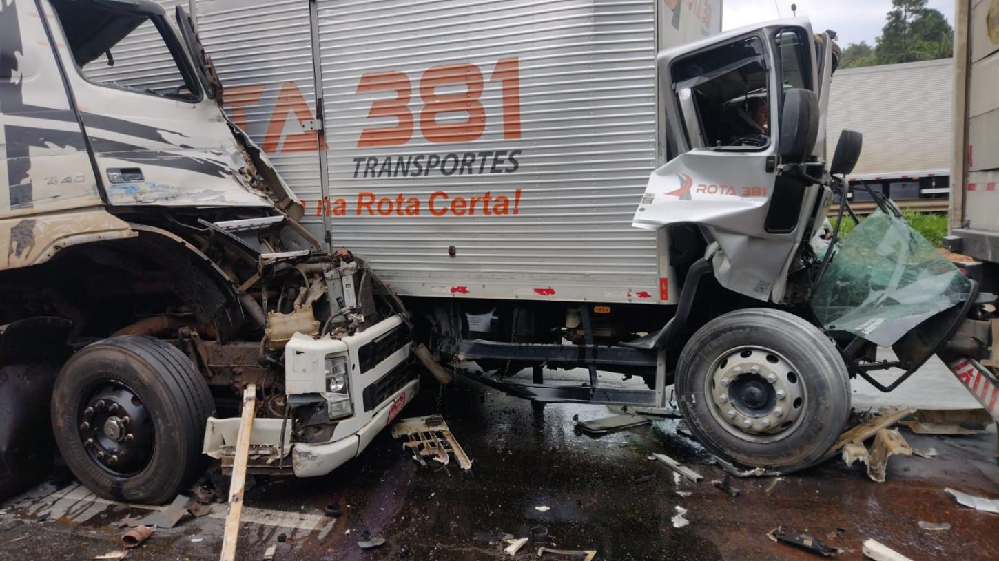 Engavetamento deixa feridos na Fernão Dias, em Bragança Paulista