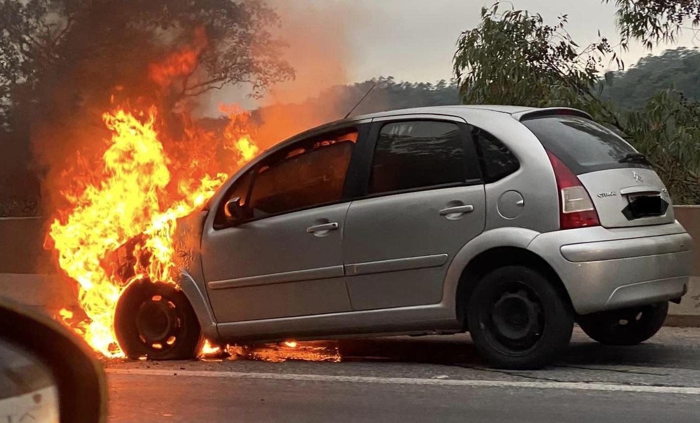 Veículo pega fogo na Fernão Dias, na capital paulista