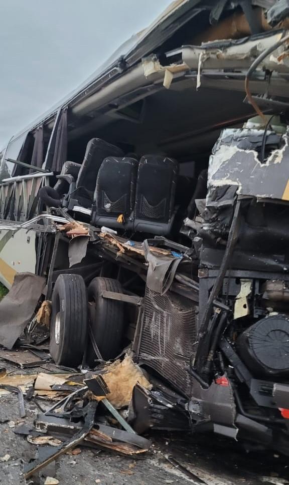 Acidente entre ônibus de turismo é registrado na Fernão Dias