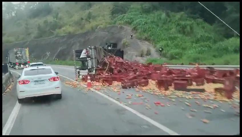 Caminhão tomba e derrama carga na pista em Mairiporã