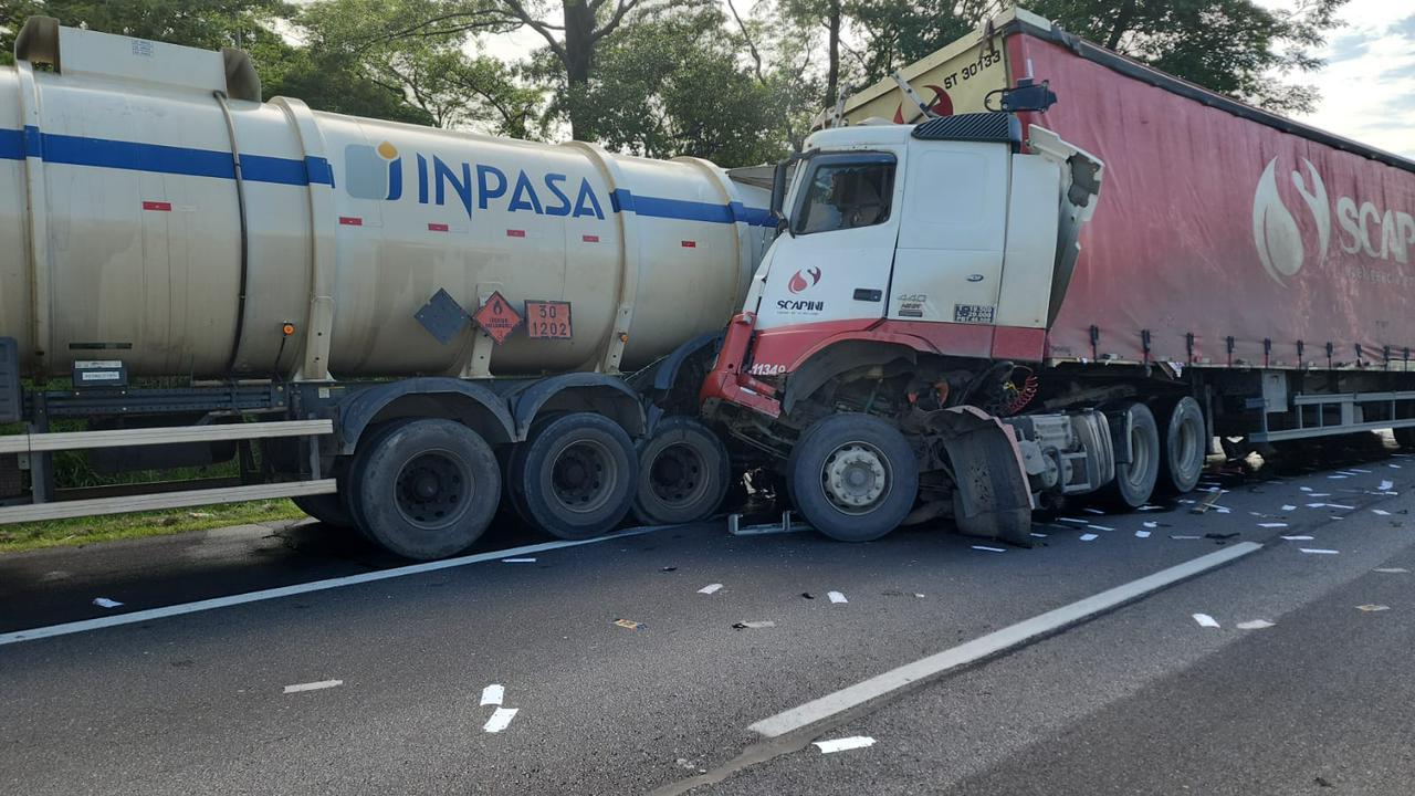 Colisão causa vazamento de combustível na Bandeirantes, em Jundiaí