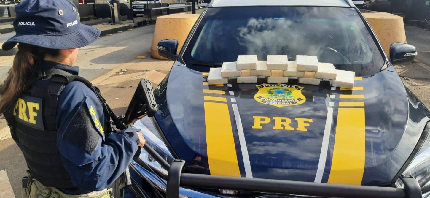 PRF encontra vários tijolos de cocaína dentro de automóvel