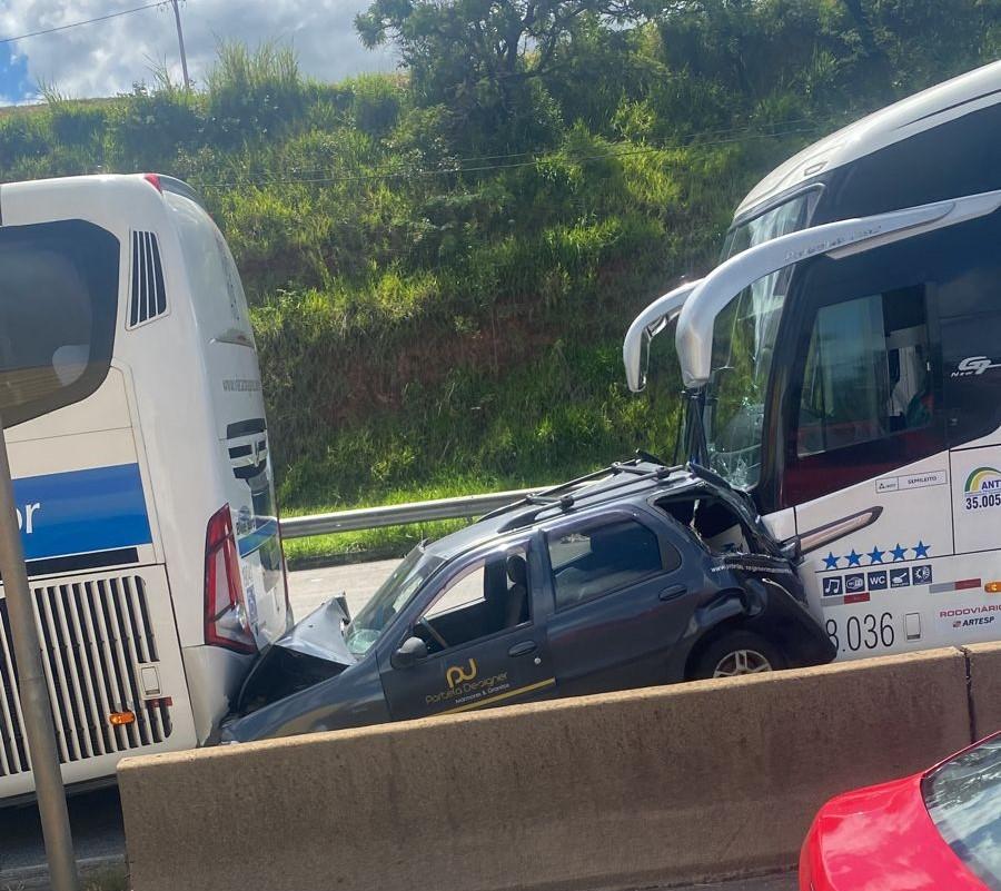Acidente envolvendo dois ônibus e um automóvel é registrado na BR-381, em Atibaia