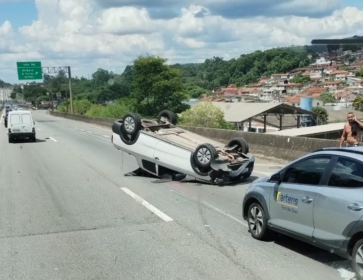 Capotamento na Fernão Dias causa congestionamento em Atibaia