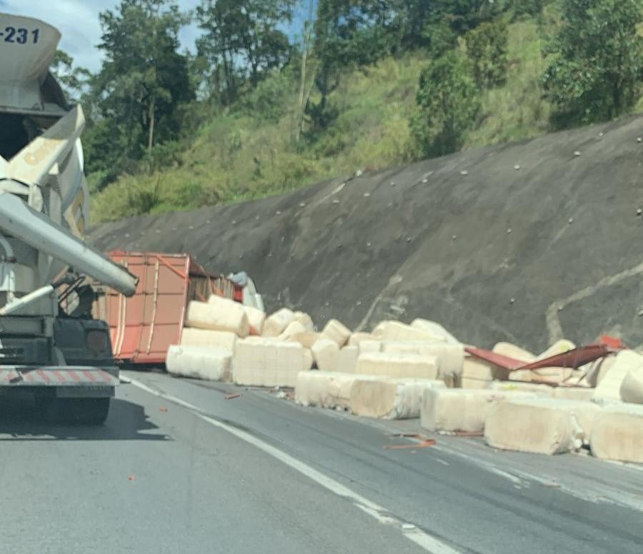 Carreta tomba na BR-381, em Mairiporã/SP