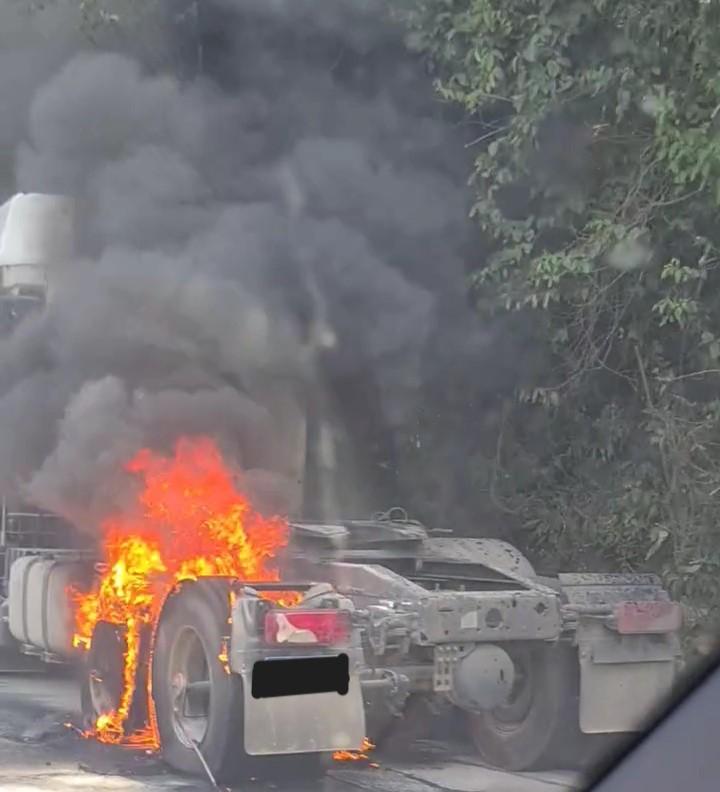 Cavalo mecânico de carreta pega fogo na BR-381, em Vargem/SP