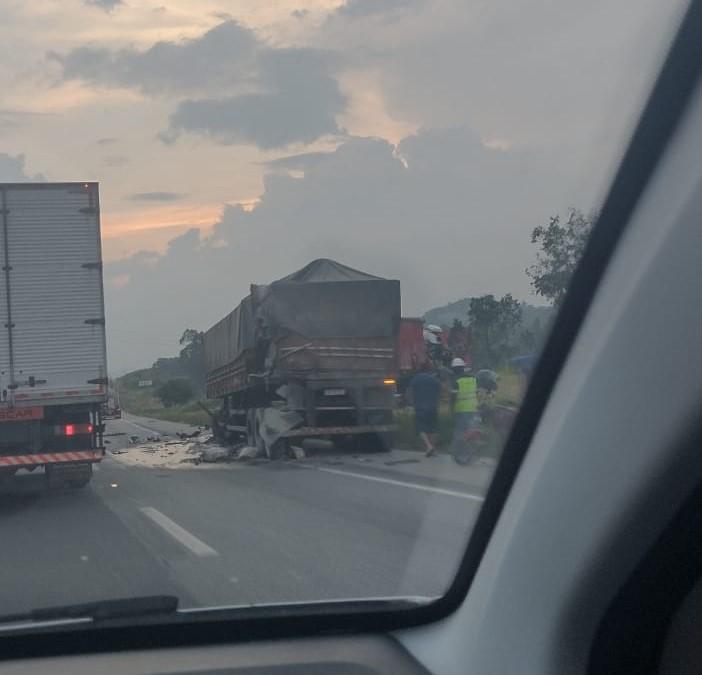 Duas carretas se envolvem em acidente na BR-381, em Bragança Paulista/SP