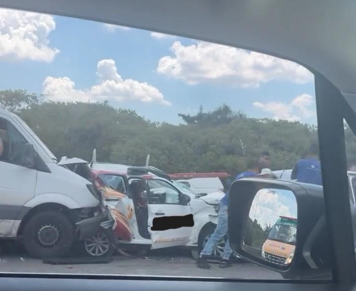 Engavetamento provoca interdição e lentidão na BR-381, em Atibaia/SP