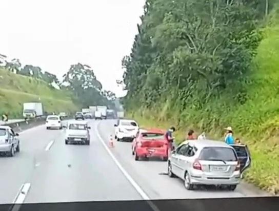 Três veículos se envolvem em acidente na Fernão Dias