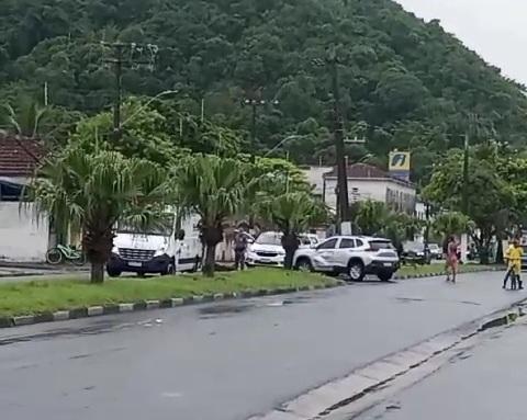 Acidente deixa um ferido em avenida de Iguape/SP