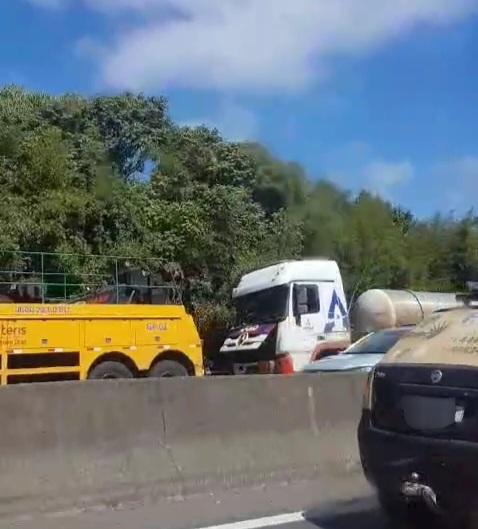 Acidente entre dois veículos é registrado na Fernão Dias, em Mairiporã