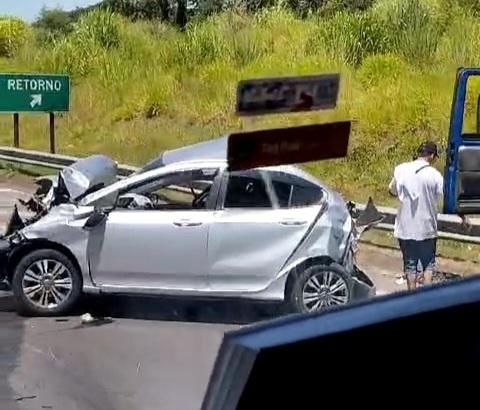 Acidente envolvendo veículo de passeio, utilitária e caminhão é registrado na Fernão Dias