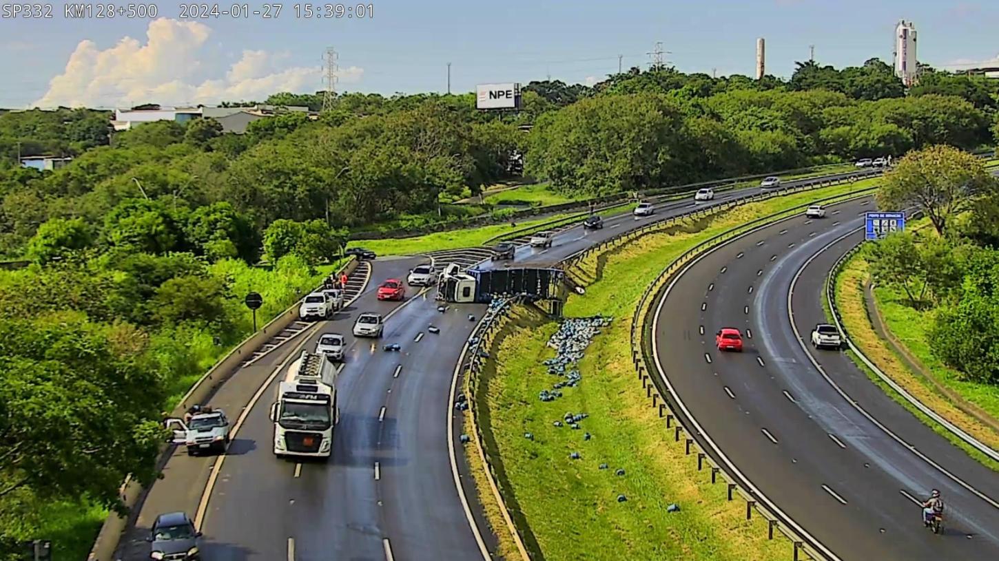 Caminhão com botijões tomba na Zeferino Vaz, em Paulínia