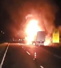 Carreta pega fogo na Fernão Dias, em Bragança Paulista/SP