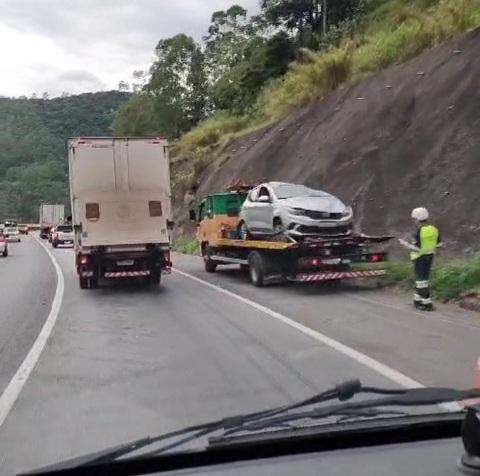 Carro capota e deixa um ferido em Mairiporã/SP