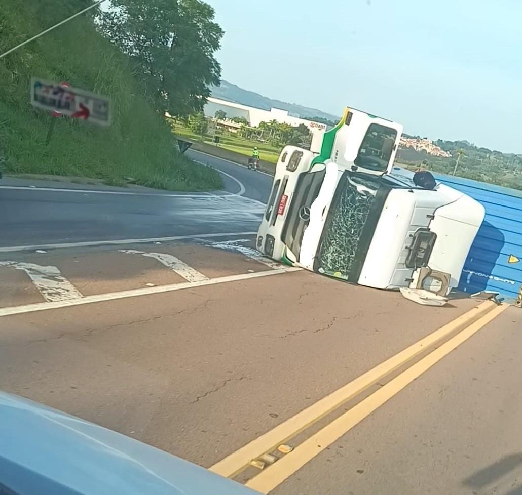 Acidente provoca interdição parcial, em Itatiba/SP
