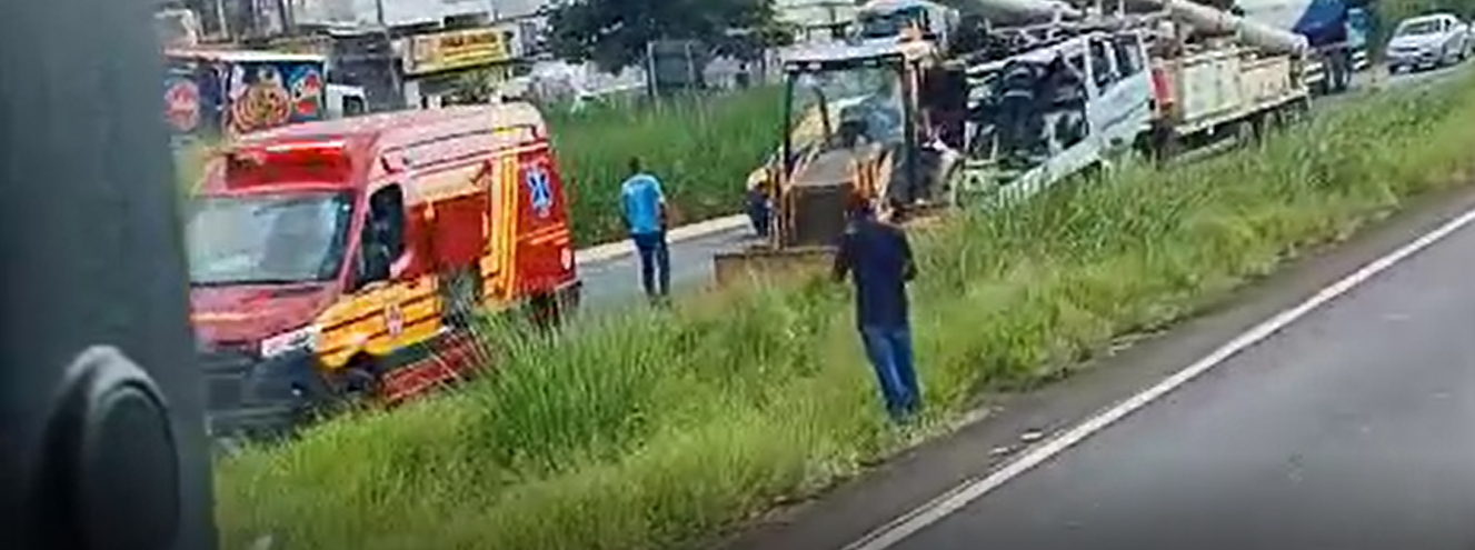 Colisão entre dois caminhões deixa um ferido na SP-304, em Americana/SP