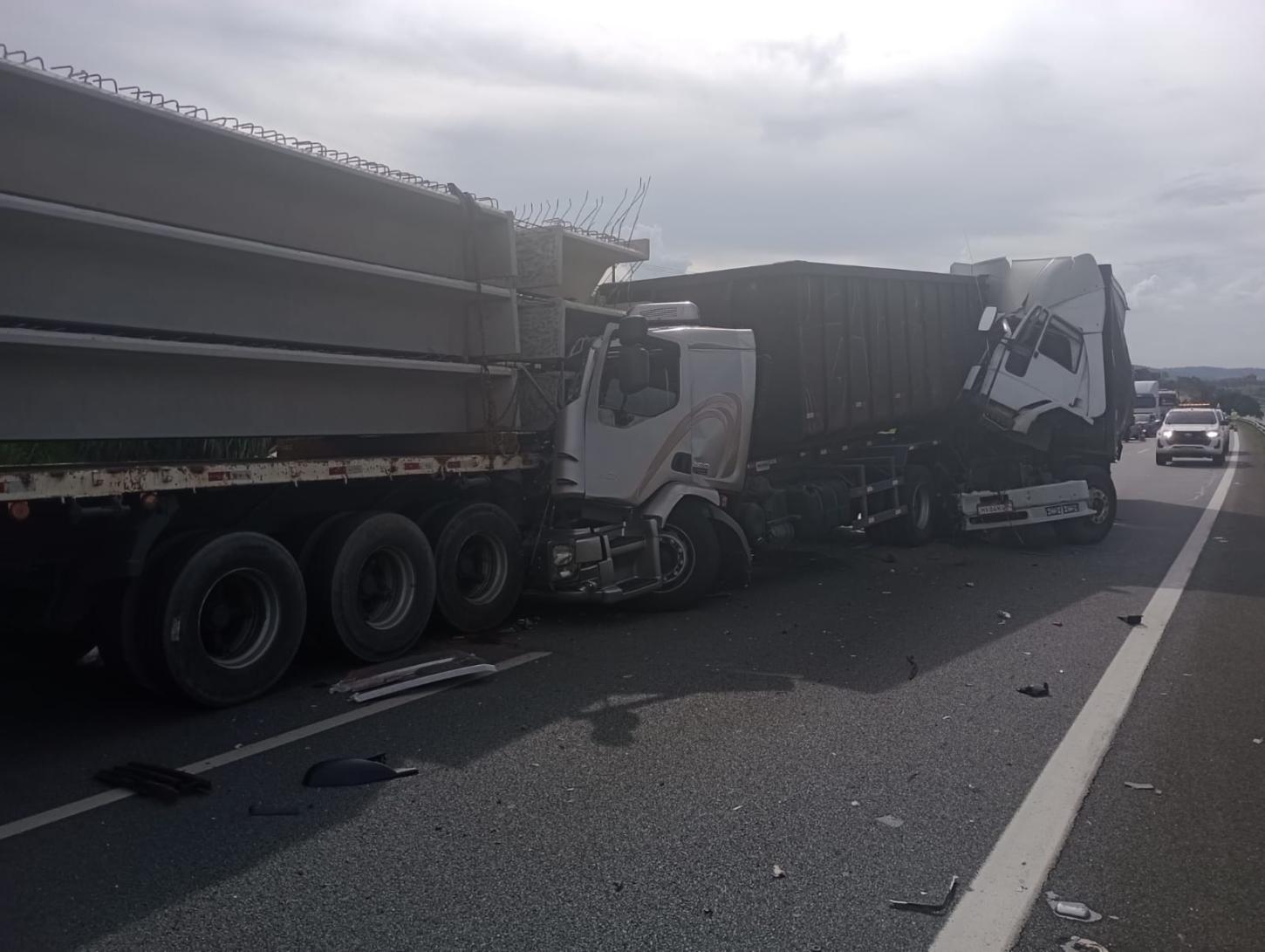 Engavetamento é registrado na Rodovia dos Bandeirantes