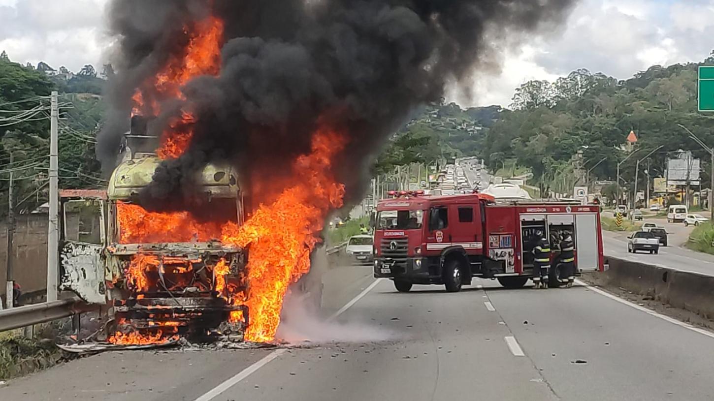 Caminhão pega fogo na Fernão Dias, em Atibaia/SP