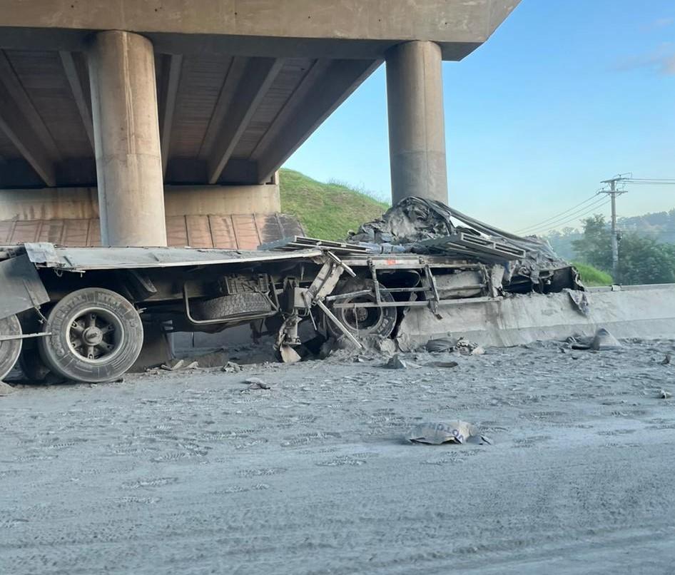 Colisão entre carreta e carro interdita parcialmente Rodovia Dom Gabriel
