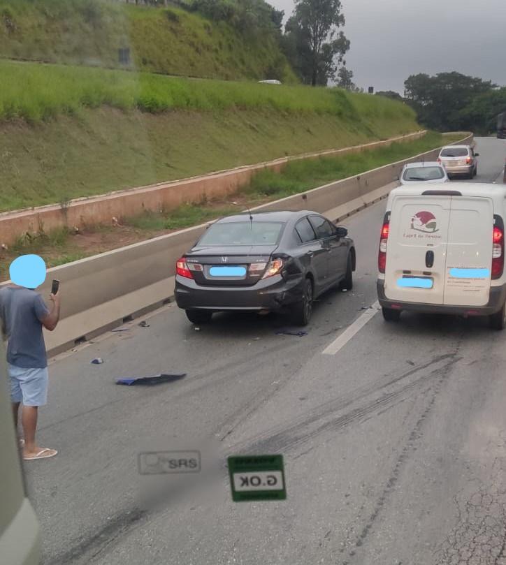 Colisão entre dois veículos provoca lentidão, na BR-381