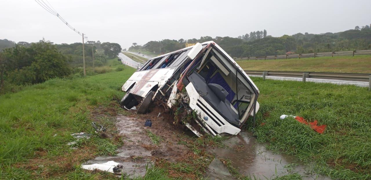 Ônibus com jogadores de S.J do Rio Preto tomba na SP-310, em São Carlos-SP