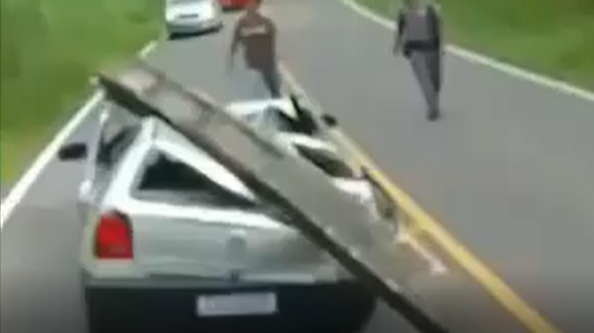 Poste cai em cima de veículo, em rodovia municipal de Sete Barras