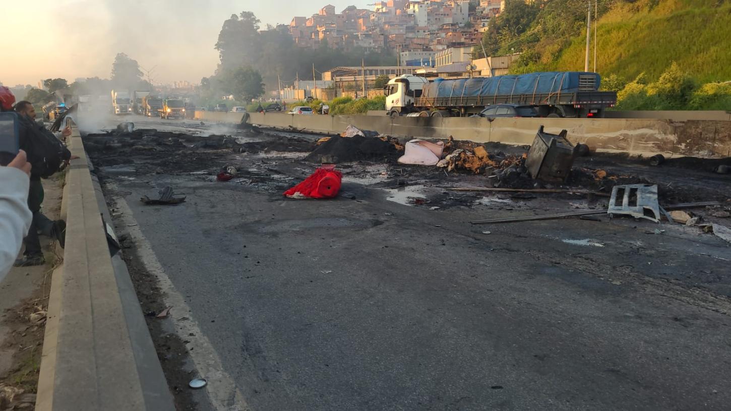 Acidente com carreta interdita Rodovia Fernão Dias e causa congestionamento