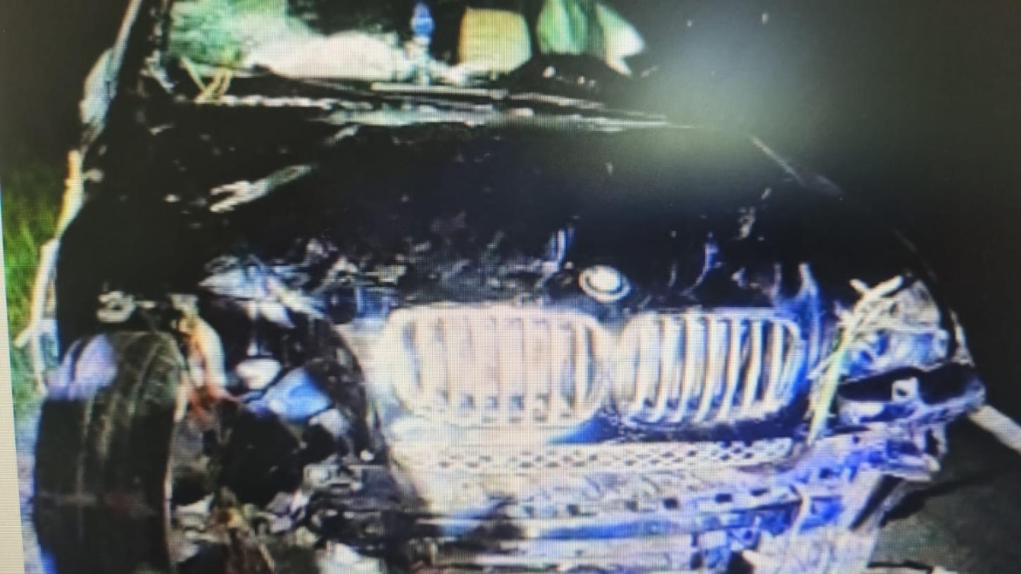 Automóvel se choca em placa de sinalização e capota