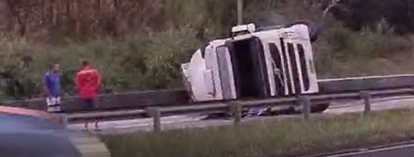 Carreta com cimento tomba na Fernão Dias, em Vargem/SP