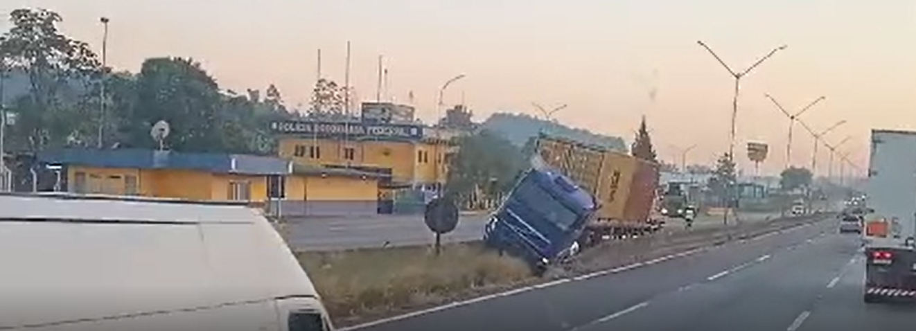 Carreta se choca em barreira de concreto e provoca interdição