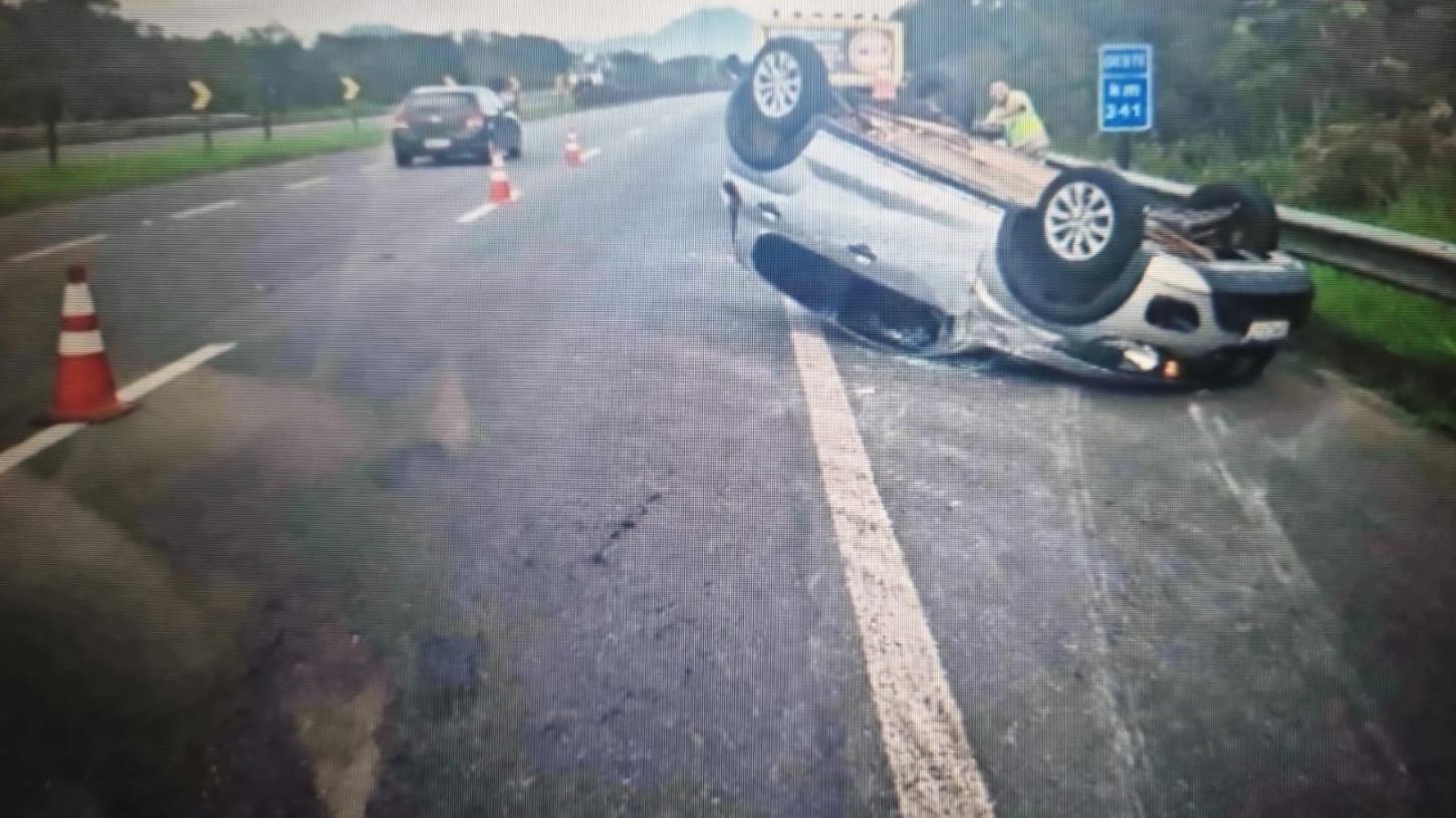Carro capota e condutora fica ferida na SP-055, em Peruíbe/SP