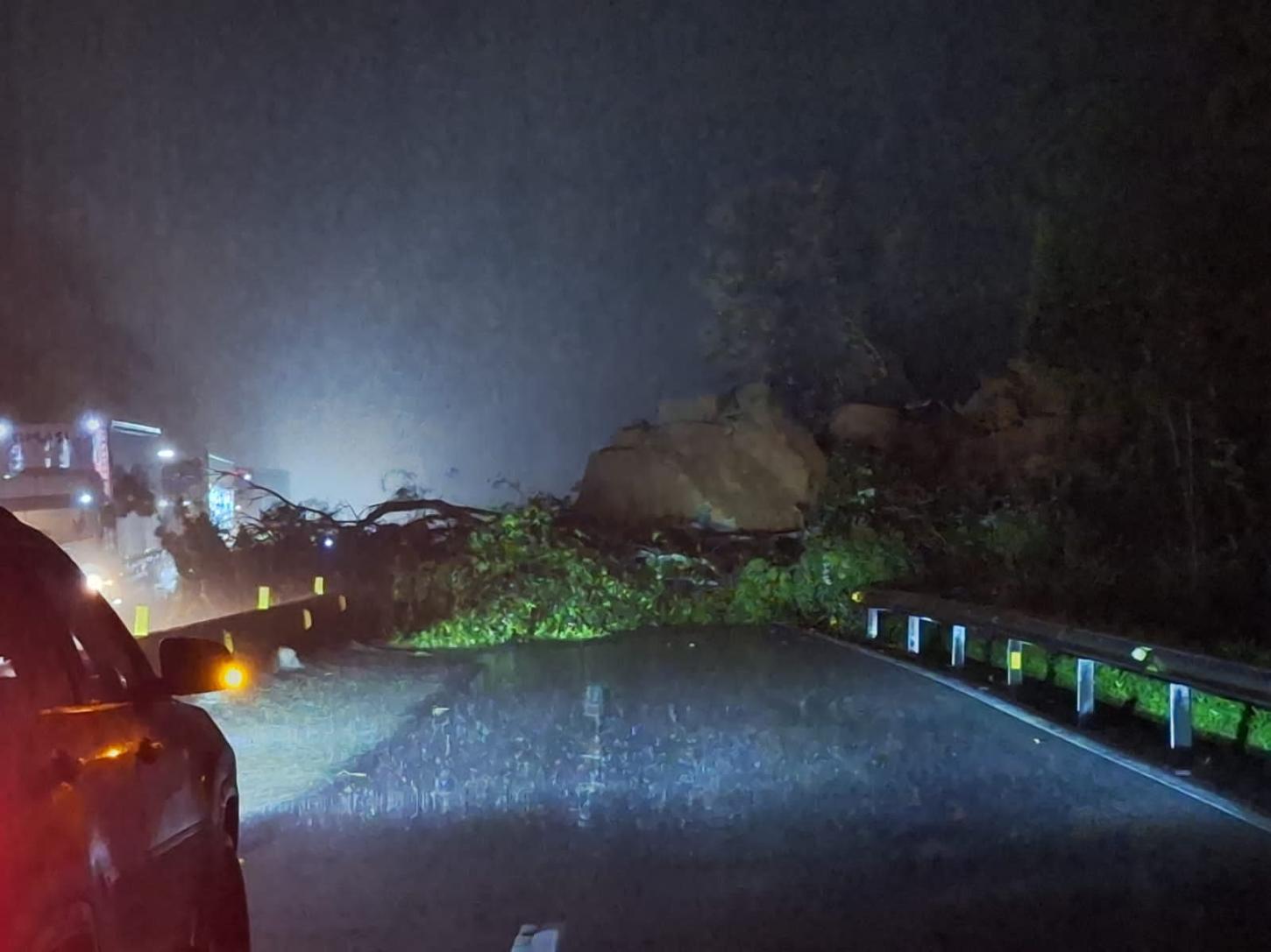 Deslizamento de terra interrompe tráfego em rodovia catarinense