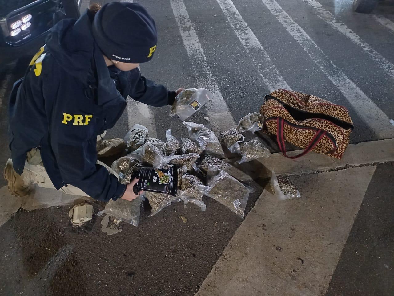 Motorista é flagrado com 25 pacotes de skunk, sendo 5 do tipo 
